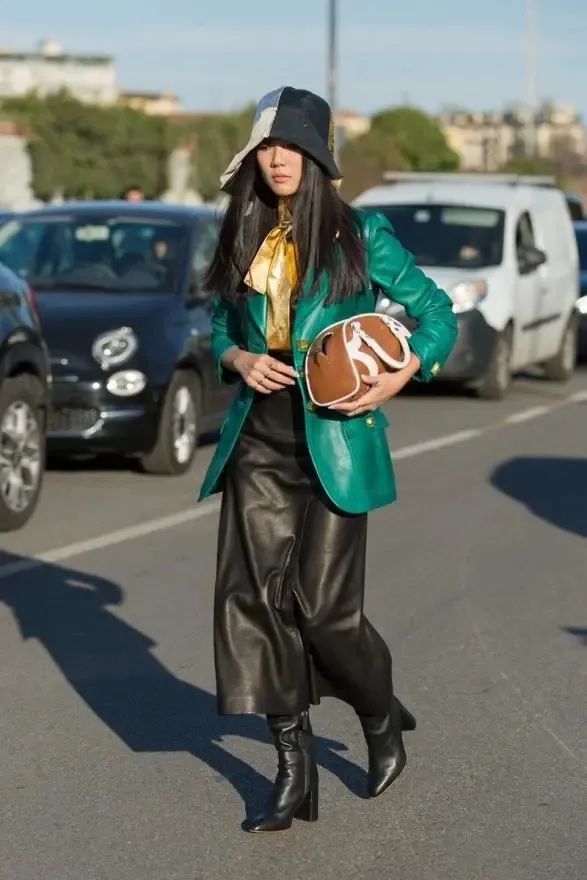 一件皮西装可以有多帅？时髦精们早已给出了答案