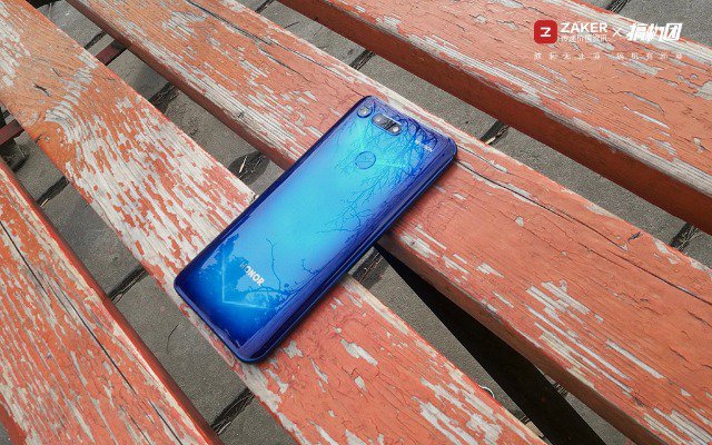 挖孔屏好用吗，相机自带8倍镜，能玩英雄联盟：荣耀V20体验