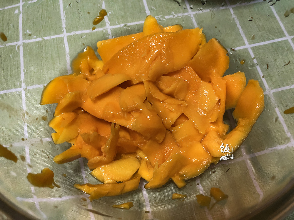 摆摊冰淇淋刨冰的制作方法全过程,夏天简单摆摊冷饮制作