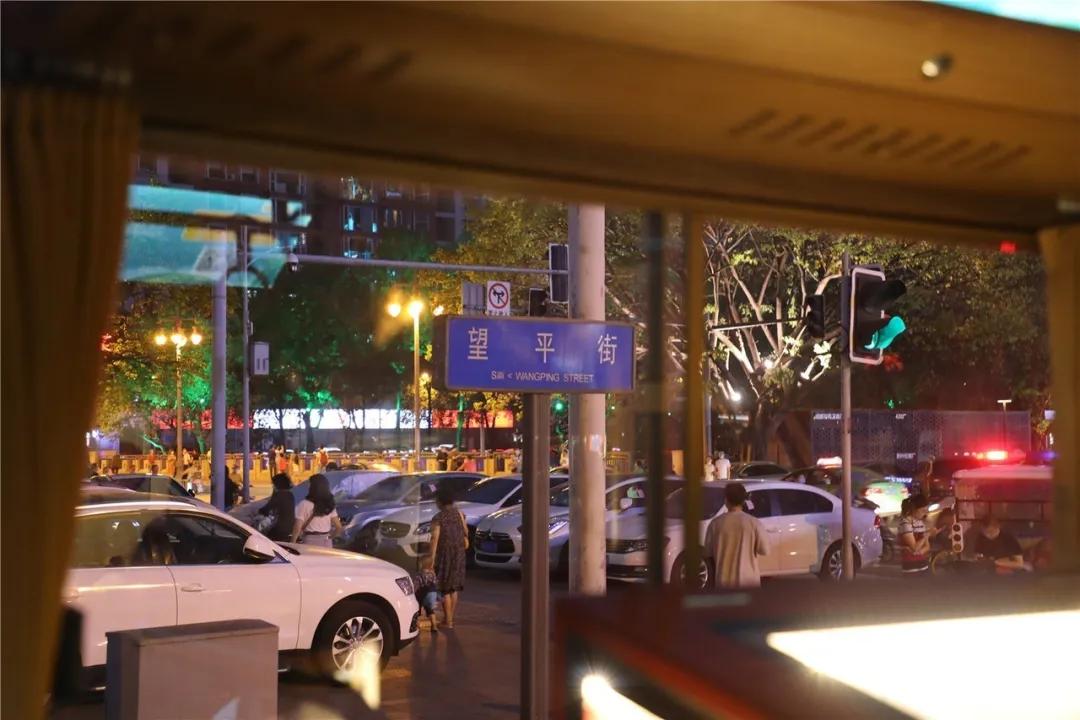 “当当......”快上车，成都的夜生活开始了
