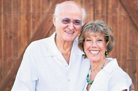 苹果公司创始人乔布斯在银幕演讲,苹果创始人乔布斯个人简介