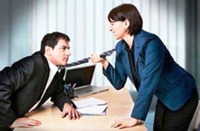 职场如何挖坑同事的技巧,职场怎么对付抢功劳的人