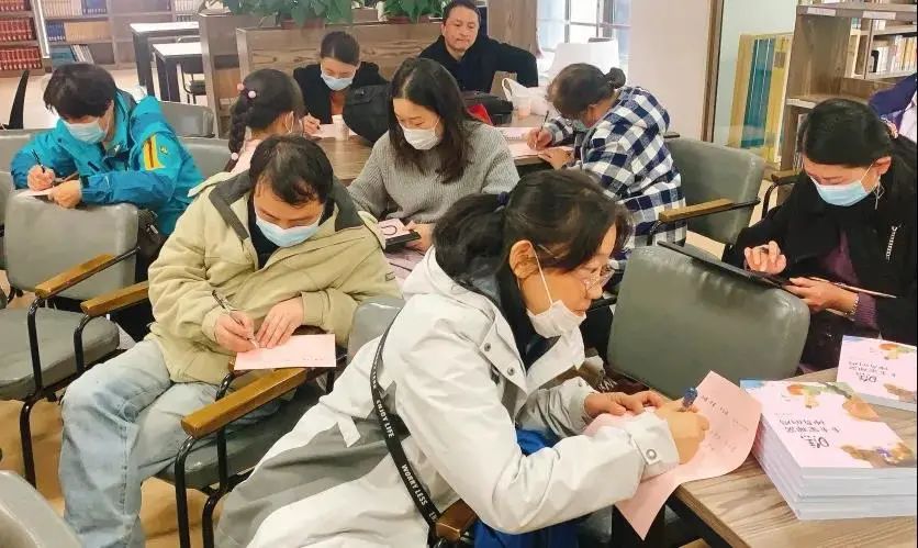 即便夹杂着拼音和错别字，孩子们还是写下了真情实感