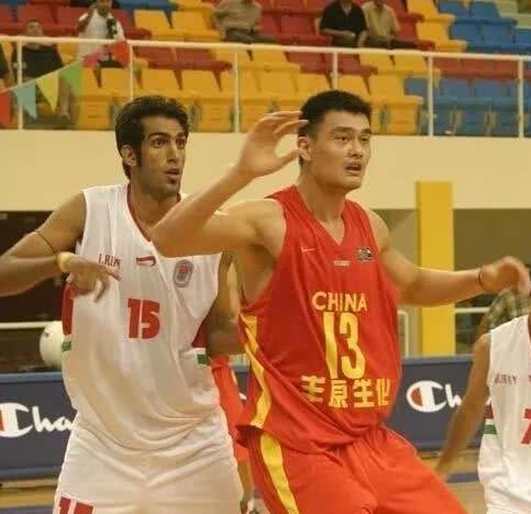 为国足打气,伊朗球员隔扣姚明