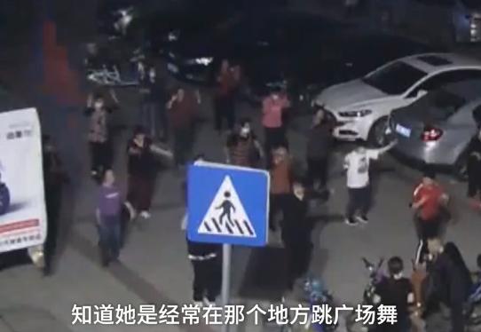 这次玩大了！广场舞大妈抢地盘刮花多车，威胁车主：别说没警告你