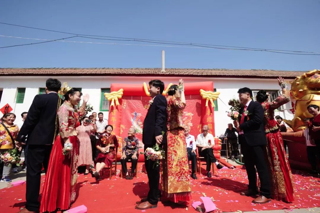 三胞胎结婚新郎认错,三胞胎同时出嫁