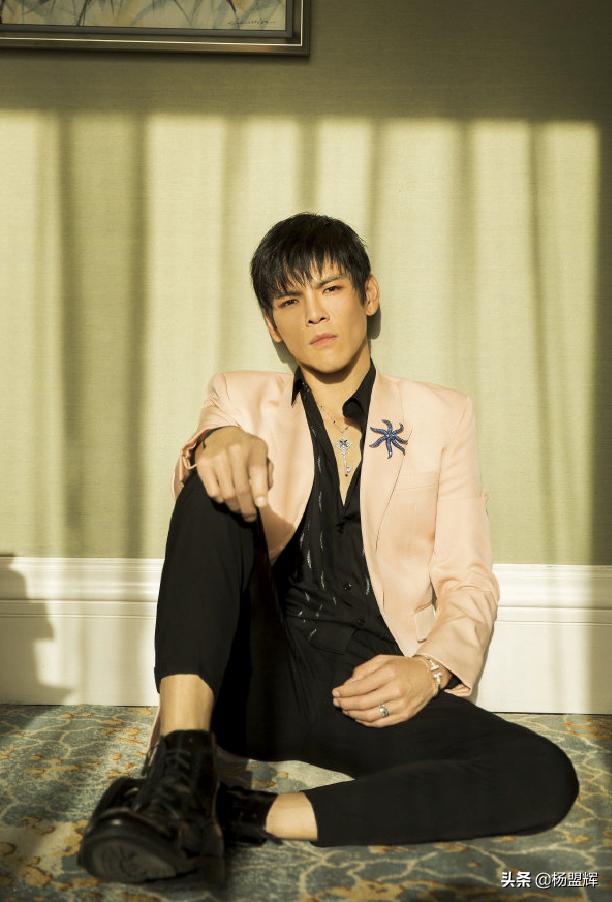 slay全场的霸气亮相,向佐酒红色西装