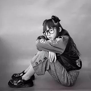 9岁小姑娘滑板视频,9岁滑板女孩