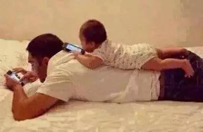 这才是爸爸带娃该有的样子,全世界的爸爸都一样