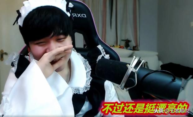 Rookie女装直播，高歌一曲学猫叫，网友：会不会上瘾？