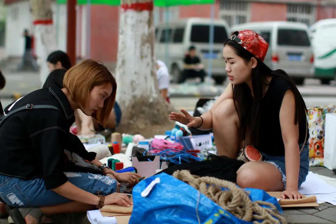 摆地摊卖什么比较简单一点,摆地摊摆摊卖什么最好卖