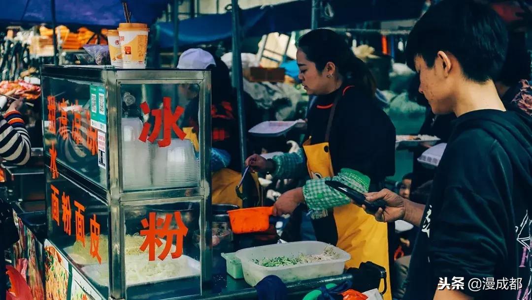 据说不来这里就白来成都，你一定没有见过这么魔幻又传奇的荷花池