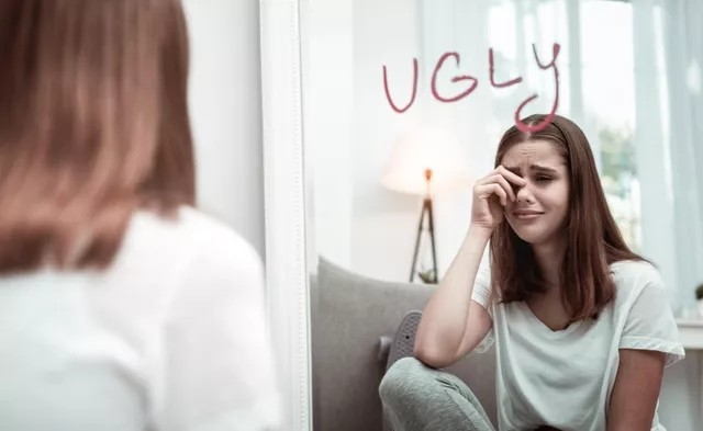 活了20多年，手机里没有一张自拍：你不是长得丑，而是太自卑