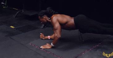 肌肉猛男展示腹肌胸肌,肌肉男八块腹肌和强壮的胸肌