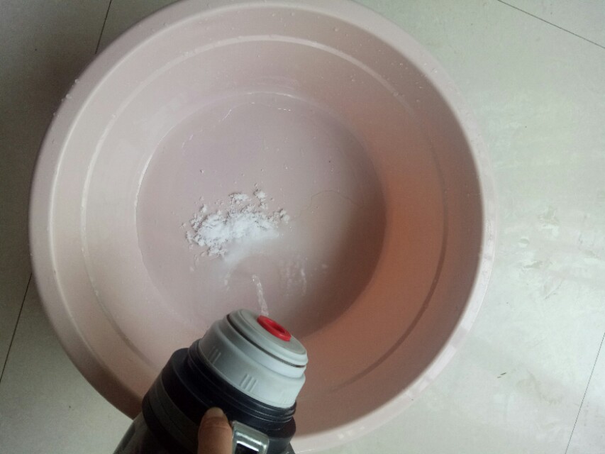 地面潮湿，让地板快速干，您只要拖地的时候加一物，既干净又干爽