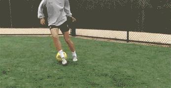 足球基本功运球训练,足球界外球变向规则视频