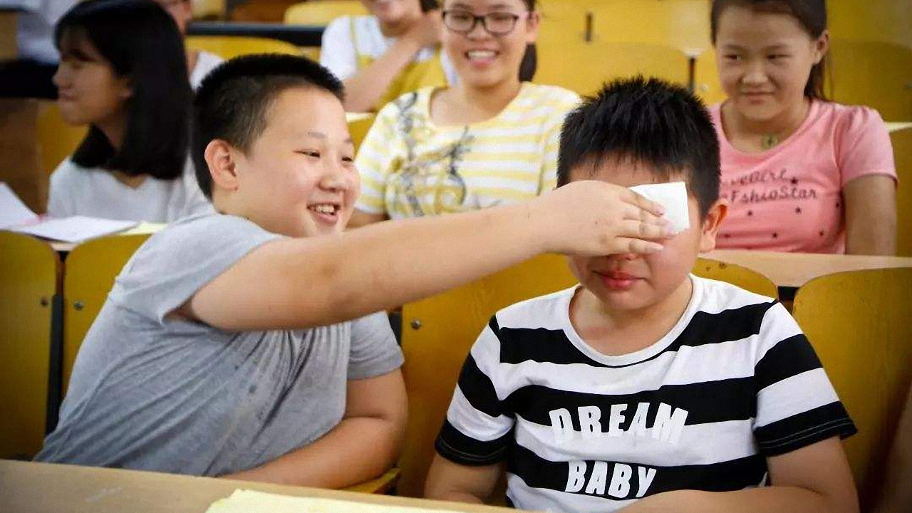 孩子和小伙伴起冲突，爸妈要当好“灭火器”，别让坏事变好事