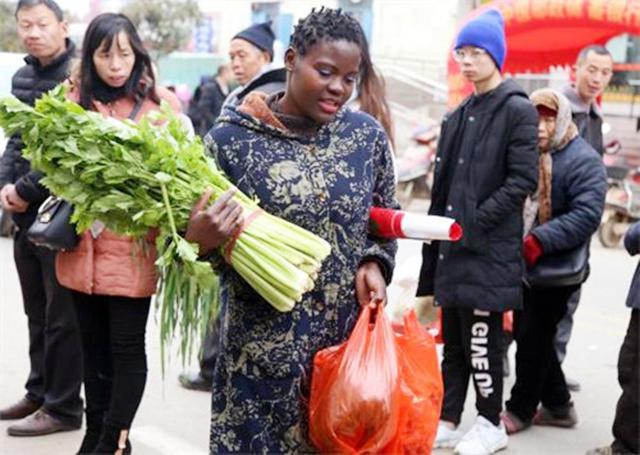 非洲22岁姑娘远嫁河南40岁农民，为其生下俩混血儿，如今怎样了？