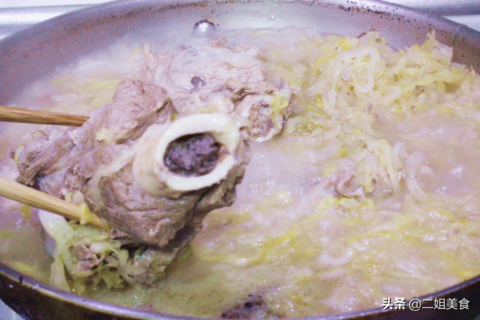 棒骨炖酸菜和什么菜一起吃比较搭,东北大骨头炖酸菜的正宗做法