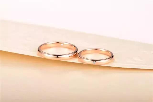 黄金和彩金一起放黄金会变色吗,彩金是18kgp会变色吗