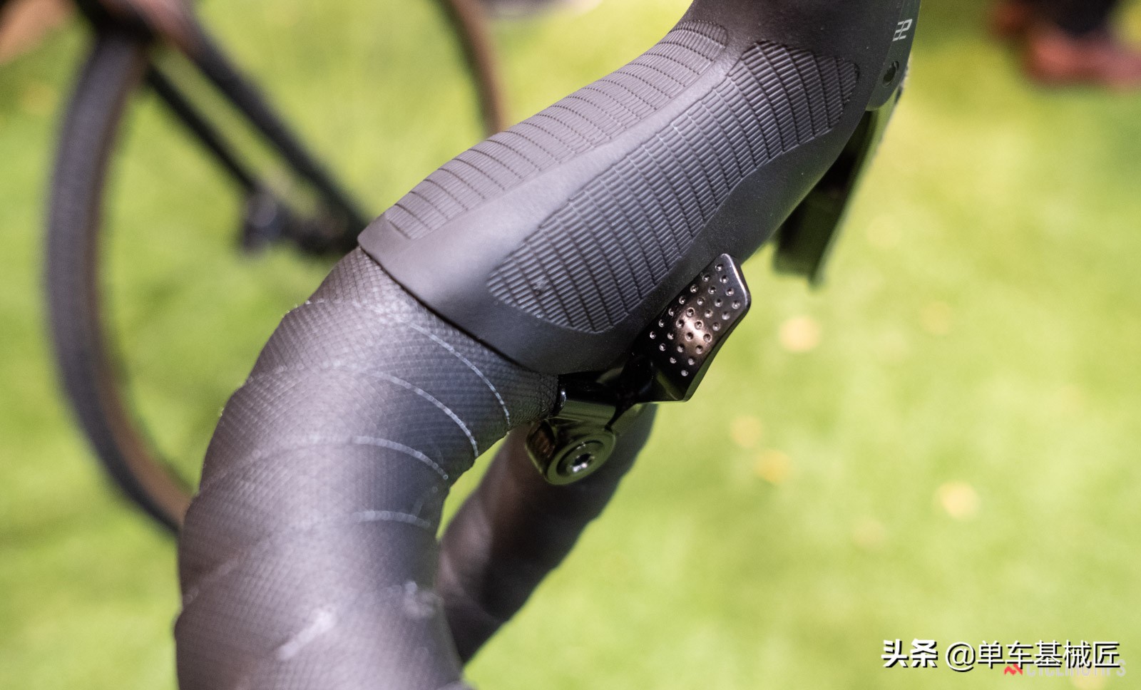 这是飞机，这是鸟……不，这是一个无压迫感的自行车车座