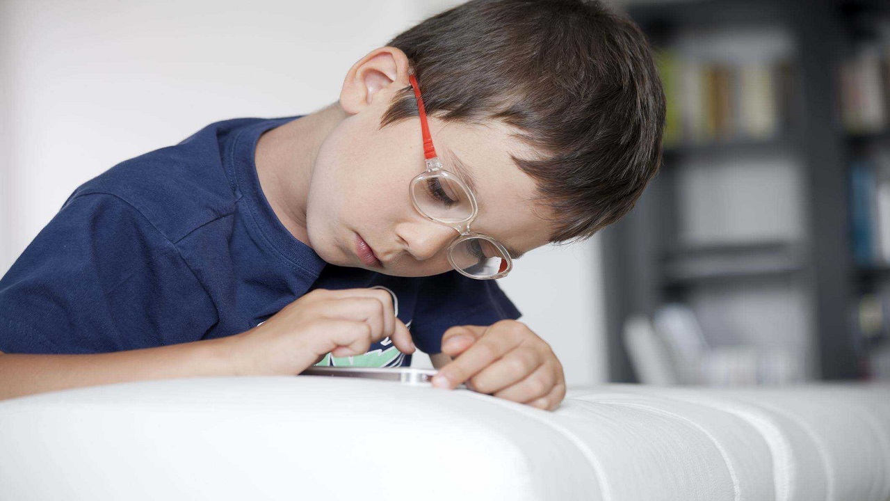 孩子学习成绩不好，熬夜沉迷游戏，三个方法教你说服孩子自制