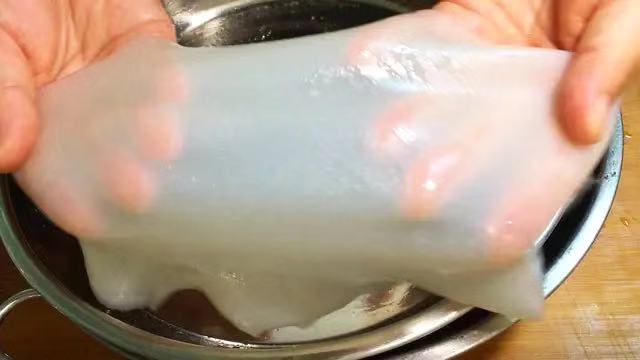 家里做凉皮蒸的都是开裂的啥原因,澄面做凉皮总是开裂是怎么回事