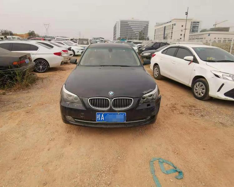 公交车超车道停车被撞,客车追尾公交车警方介入