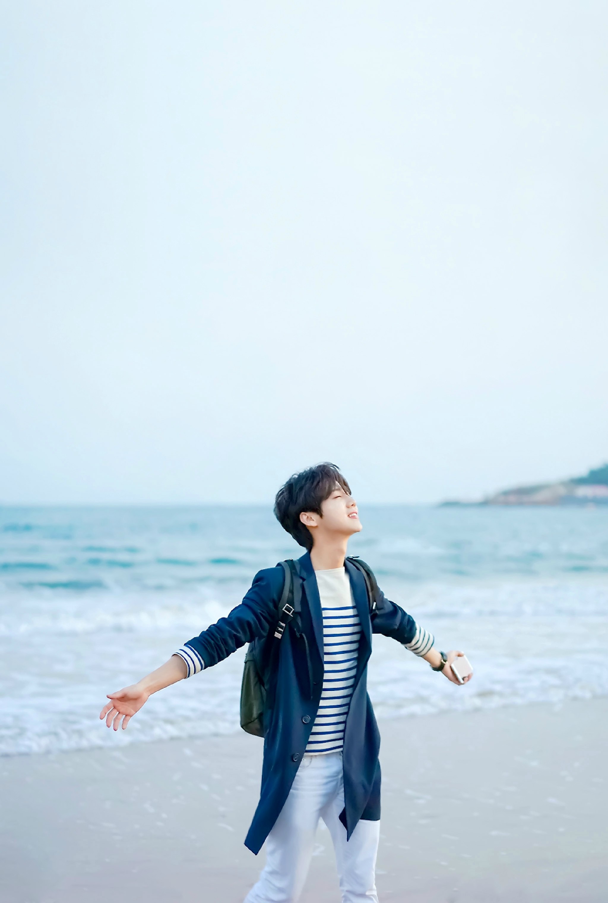 鹿晗生日证明圈内好人缘？吴亦凡发新歌蔡徐坤却躺枪？