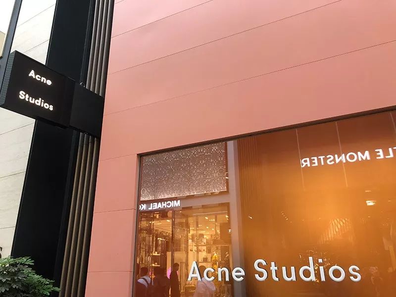 全球仅50多家店、年销售2亿欧元的Acne，门头竟然无LOGO？