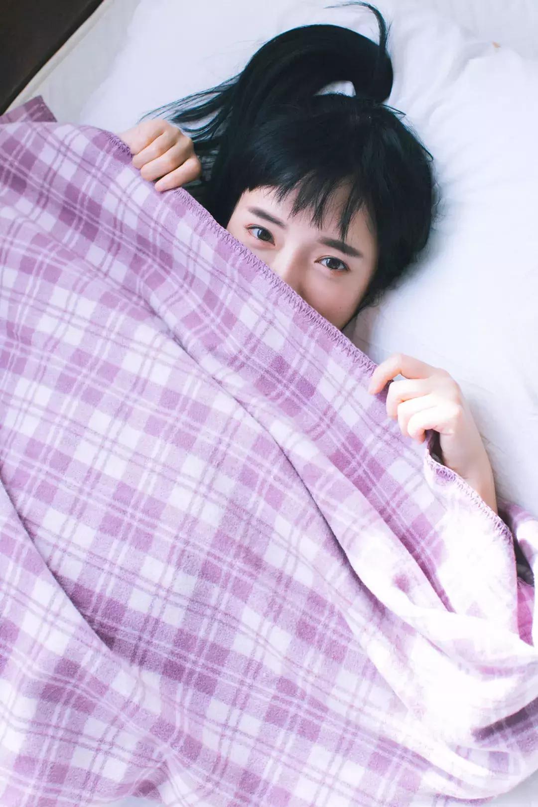 如何居家拍出自然写真照 (在家自己怎么拍出好看的照片写真)