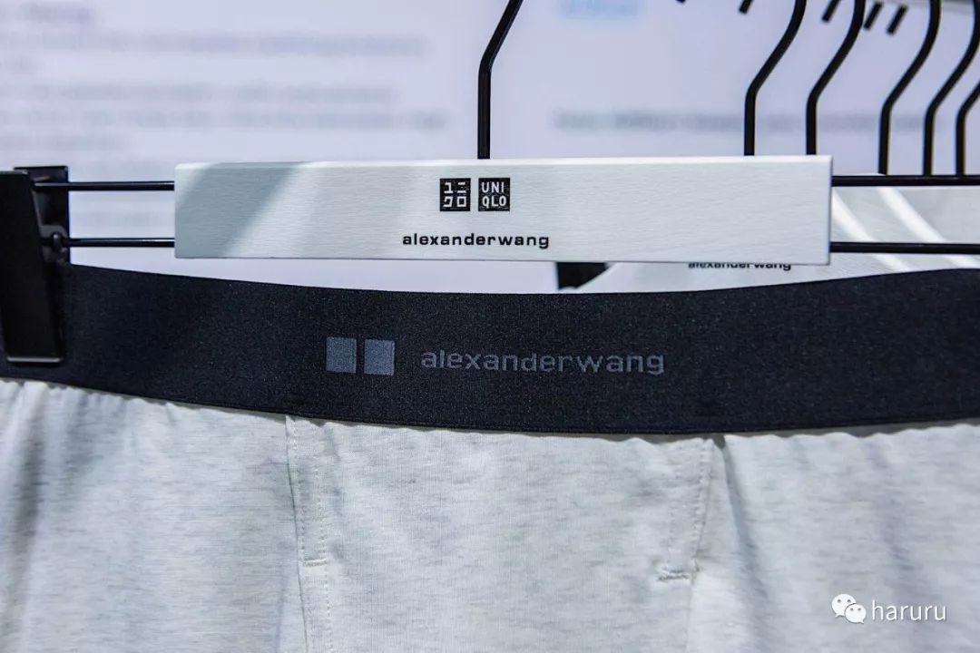 赖冠霖联名同款羽绒服,赖冠霖深蓝色西装