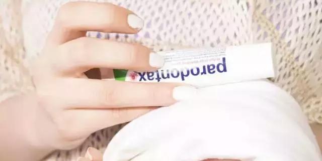 白衣服不小心染上了污渍怎么办,白衣服弄脏了怎么洗才能洗干净