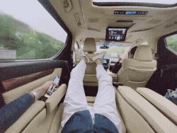 4个大男人拼命去拱猪屁股，这是在干啥？猪：吃不消了一个一个上