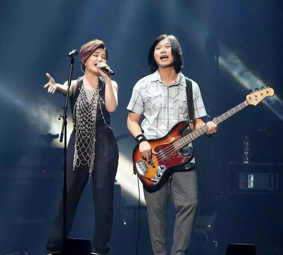 梁静茹离婚后再唱情歌视频,梁静茹离婚后首次露面完整版