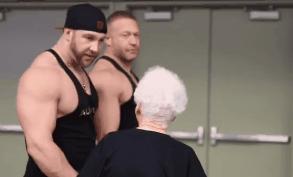 93岁奶奶恶搞27岁孙子一夜爆红！千万网友实力围观：奶奶太坑了！