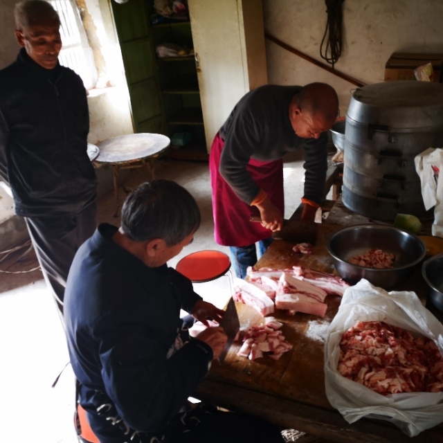 贫困山区留守老人吃饭,80岁以上的留守老人吃饭问题