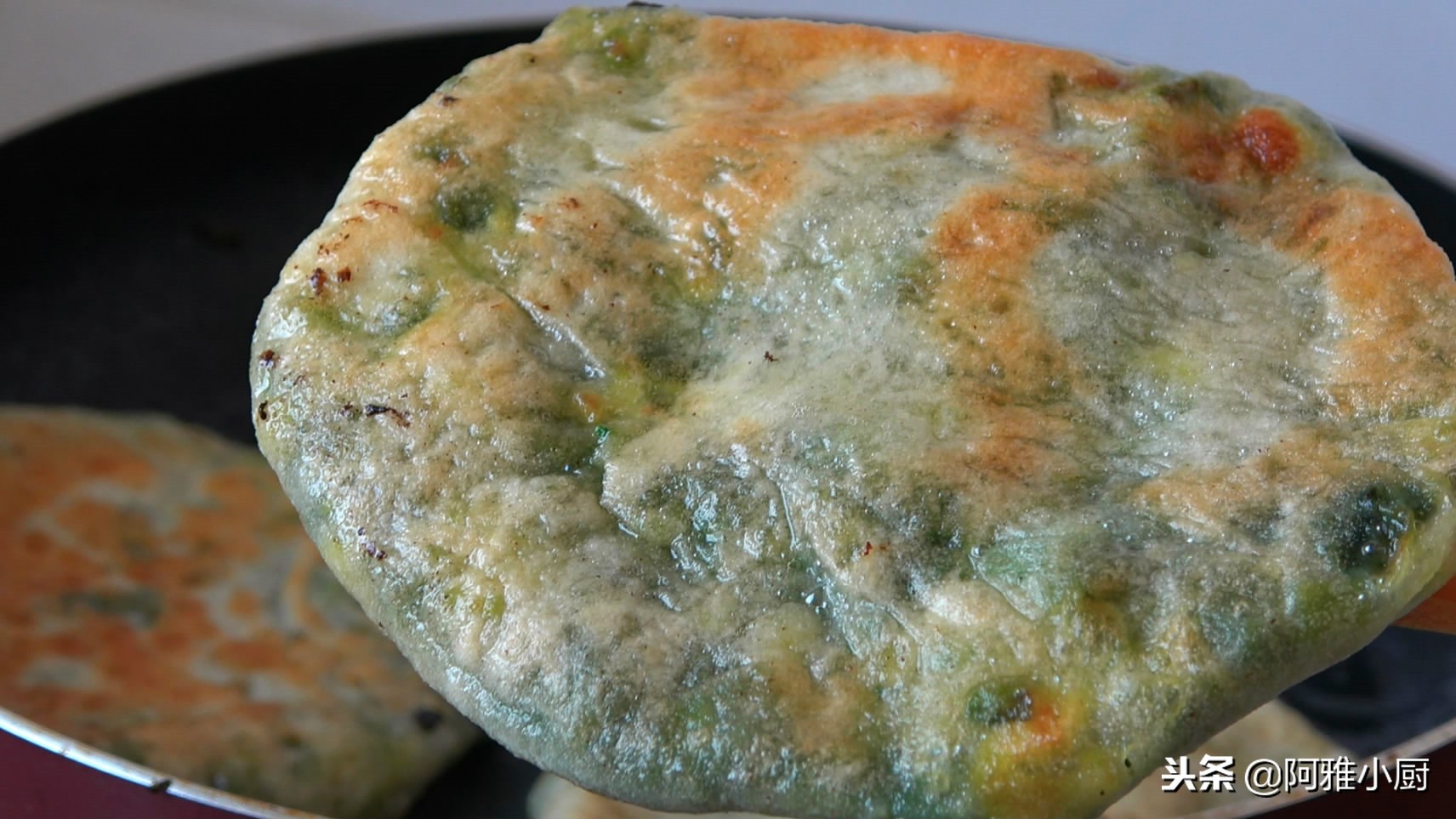 把馅饼做的皮薄如纸，这一步很重要，做法简单，凉了不硬