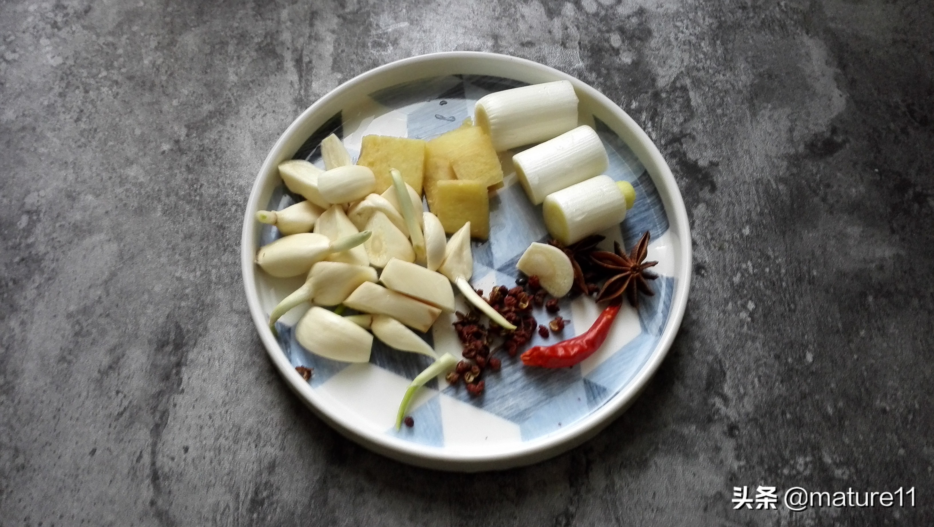 几招儿教你做鱼不粘锅不破皮、不散，鱼肉嫩又入味的方法，别错过