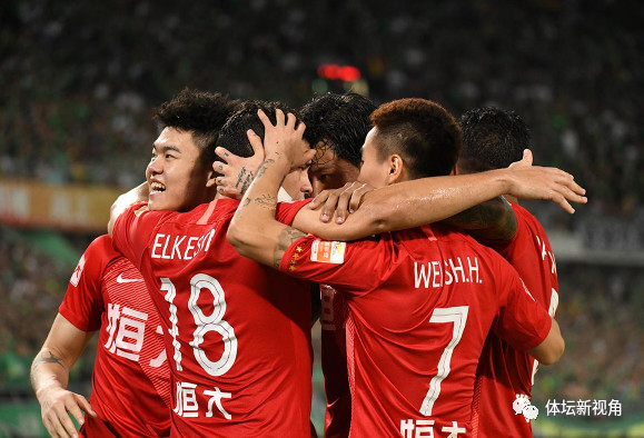 国安球迷扔矿泉水瓶视频,黄博文谢场国安球迷