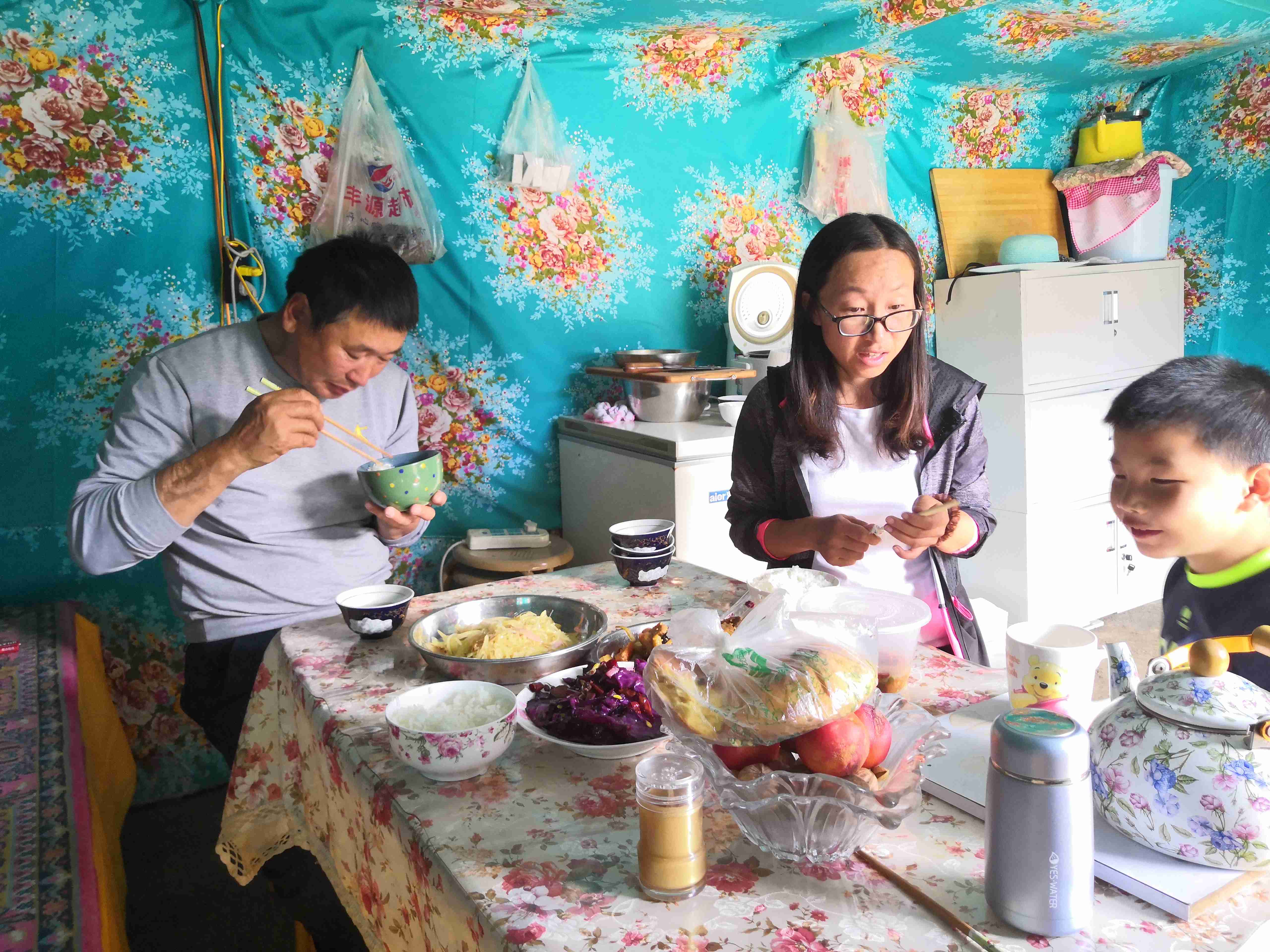与*疆新**旅店老板共餐，直夸我土豆丝炒的好吃，后请我吃羊肉大餐