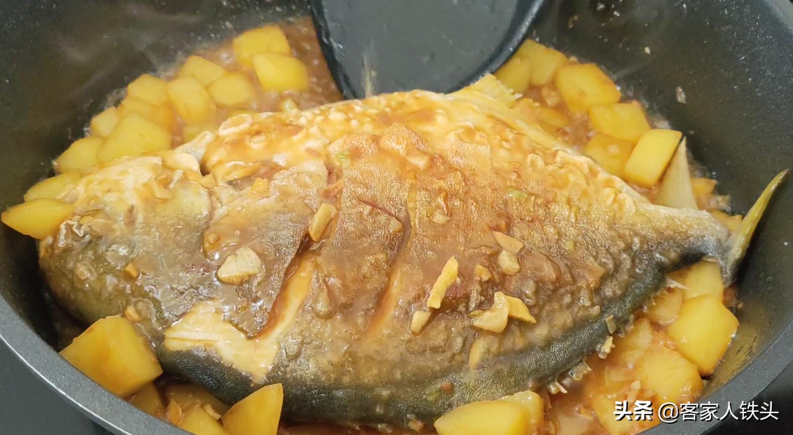 土豆和鸡肉鱼肉鸭肉一起炒,鱼肉土豆国色天香的做法