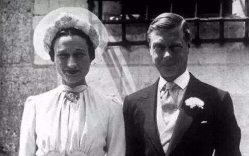 辛普森夫人最后回到王室了么,辛普森两任妻子