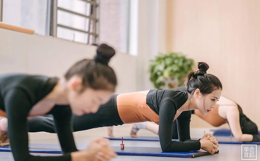 体能不好的学哪种舞,跳舞需要练哪些体能训练