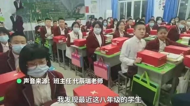 河南00后大学生返校，化肥袋子装行李惹争议，老师：结实，不丢人