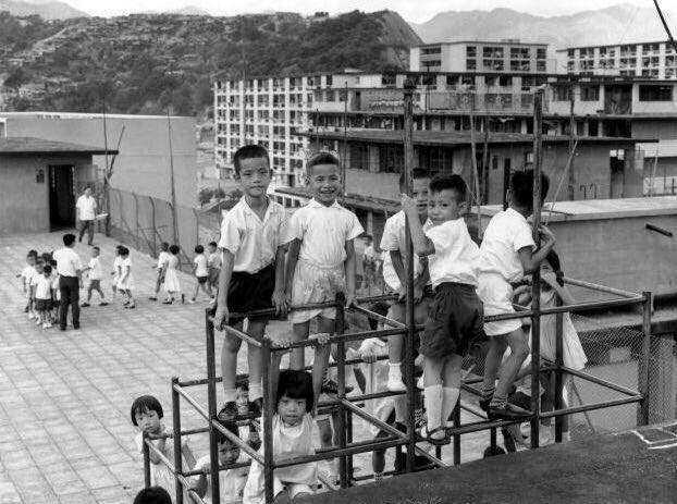 56岁当服务员一天挣300元,56岁香港男明星