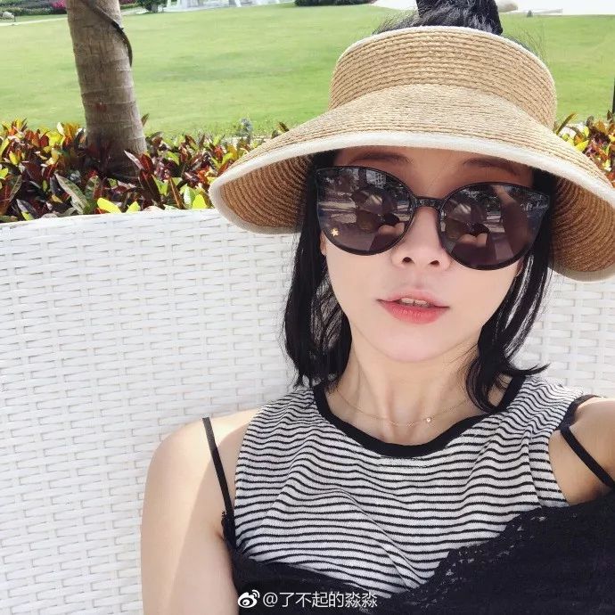 世上有两种白皮肤让你沉醉，一种是袁珊珊一种是你......