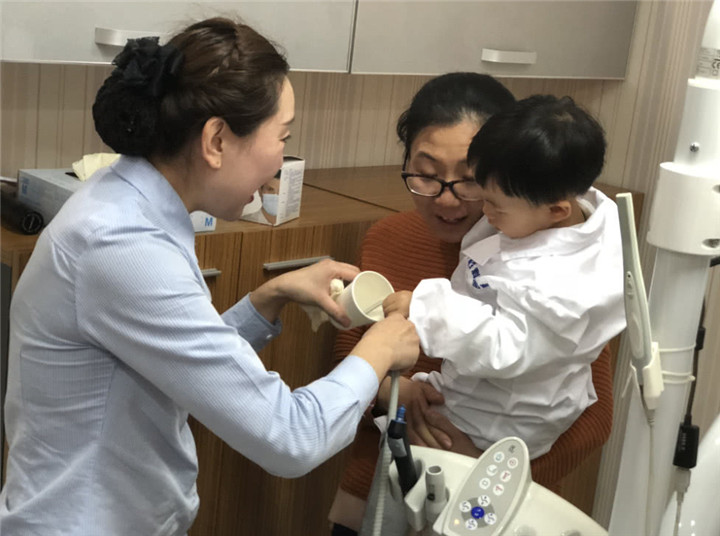 3岁孙子误把502胶水滴入眼,大人误食一点点502胶水怎么办