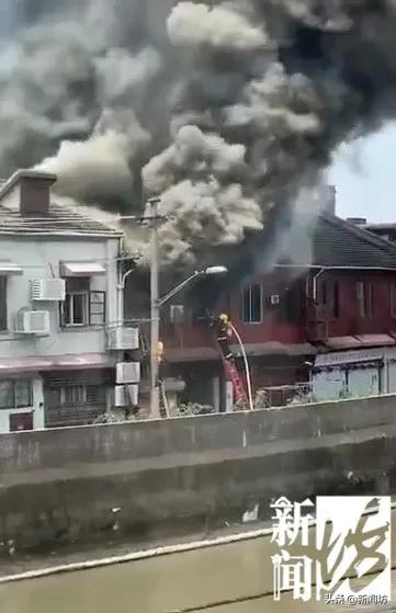 上海一居民楼今晨发生火灾,上海市中心高楼失火