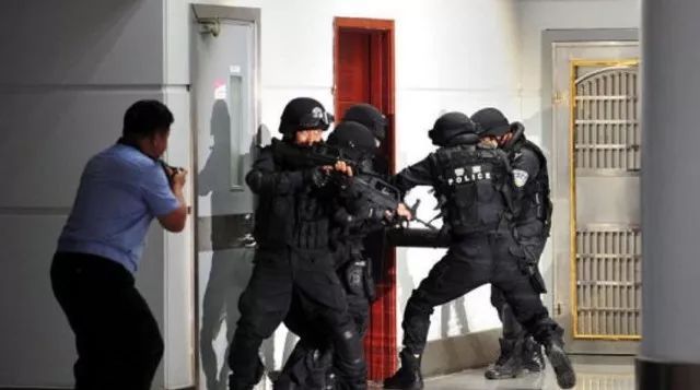 球门锁打不开怎么办,门打不开了怎么打